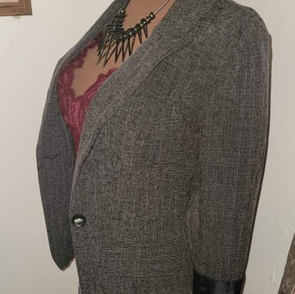 Blazer - Picture 3 of 5